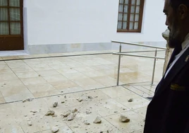 La lluvia y el viento tiran parte de una cornisa del Parlamento de Andalucía