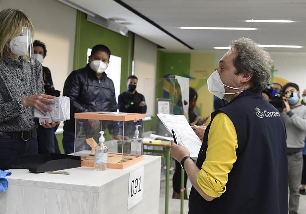 Imagen de archivo de un empleado de Correos entrega el voto telemático en un colegio electoral