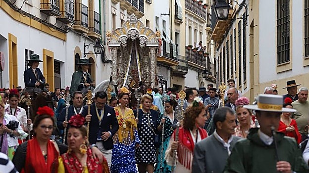 Guadalupe Grande, con mantón anaranjado, y Olga Caballero, en el cortejo