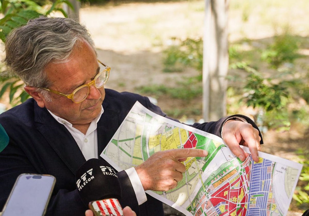 El número dos de la lista del PP en Córdoba, Salvador Fuentes, con el plano del puente