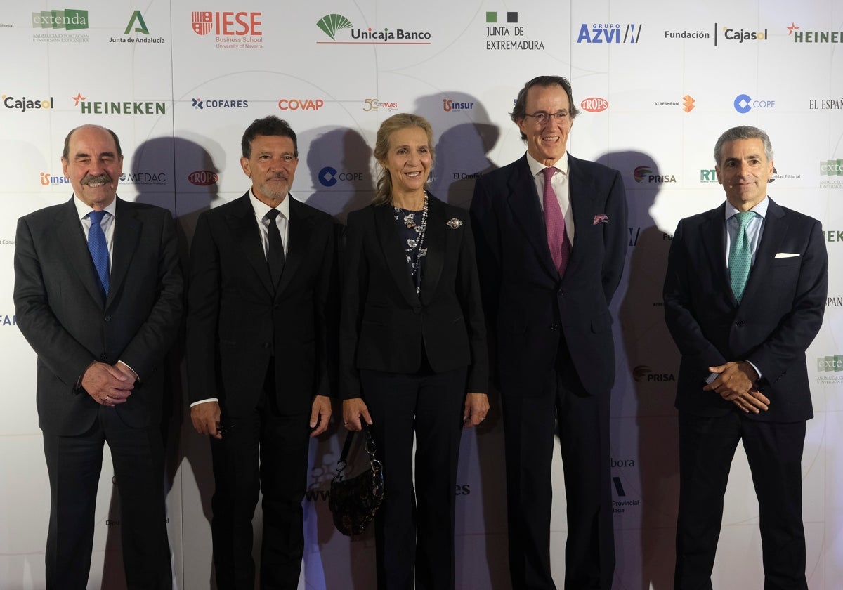 Doña Elena de Borbón con los galardonados en esta cuarta edición de los premios de Cesur