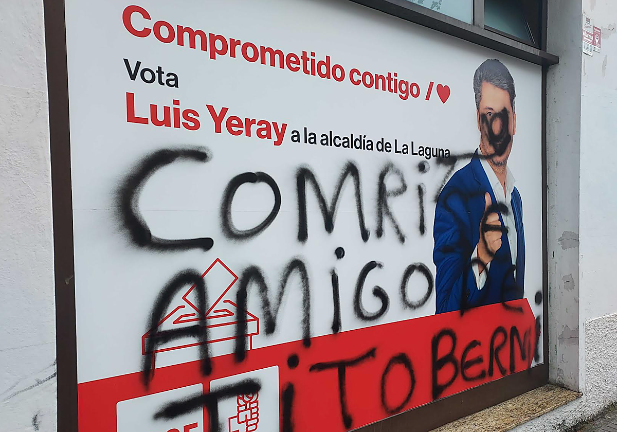 Pintadas en la fachada de la sede del PSOE de La Laguna