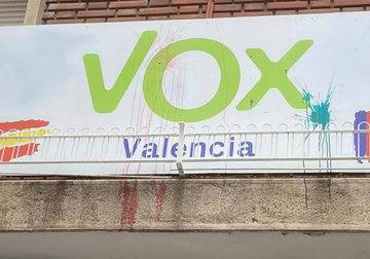 Imagen de la fachada de la sede de Vox en Valencia con los restos de pintura