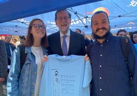 Estudiantes de Salamanca regalan a Rajoy su camiseta viral del «cuanto peor, mejor»: «La teníamos guardada para él»
