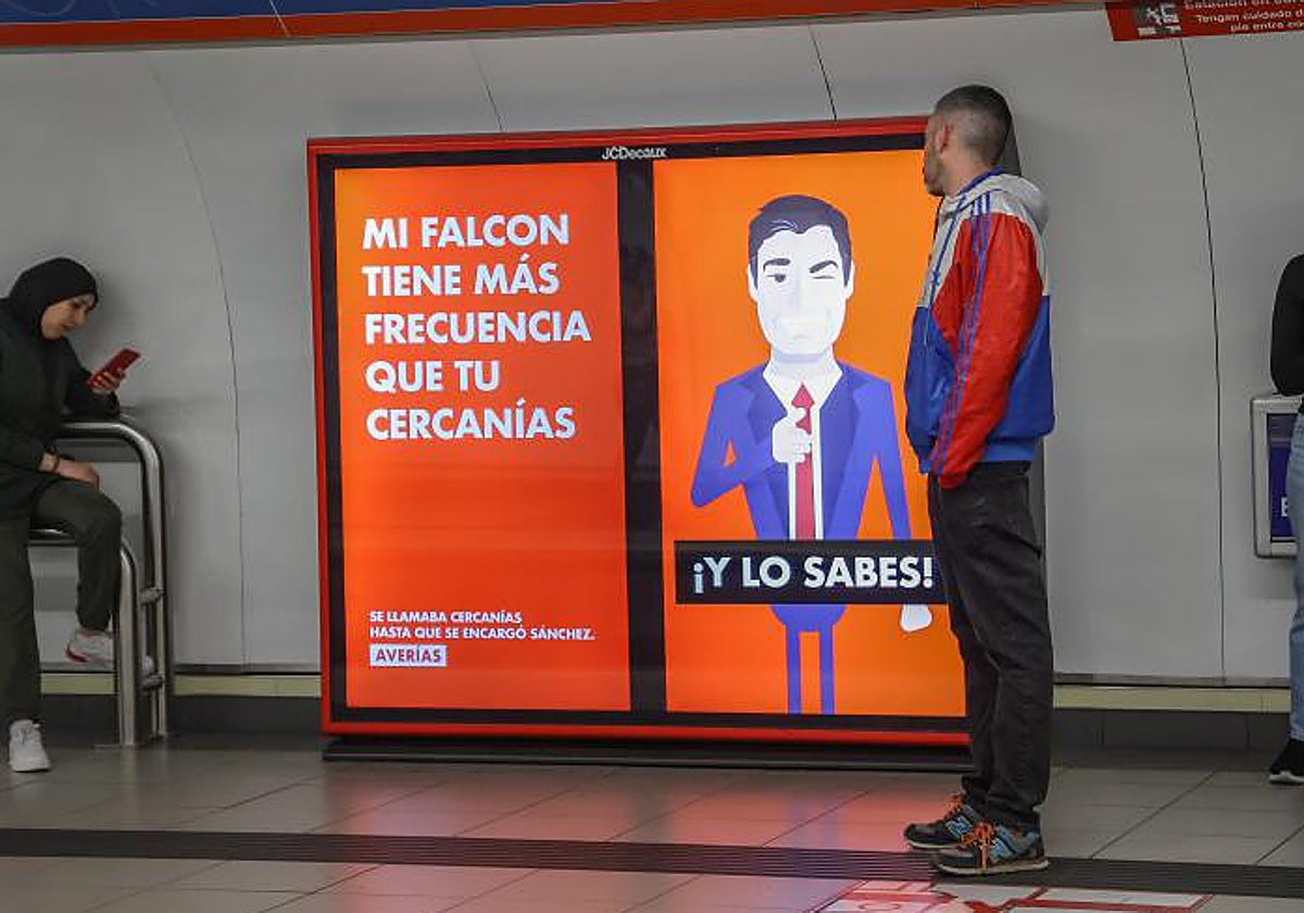 El polémico cartel instalado en el andén de la estación de Metro de Sol