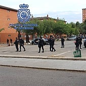 El despliegue policial en el barrio valenciano de La Coma se salda con 147 identificados y 18 actas por tenencia de armas