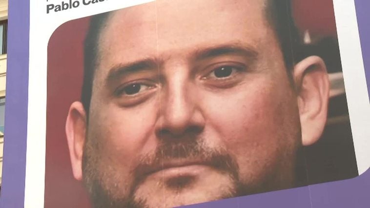 Podemos coloca un cartel de campaña con el rostro del hermano de Díaz Ayuso en pleno barrio madrileño de Salamanca