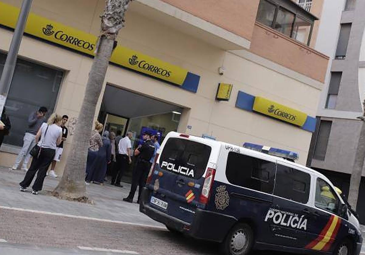 Un furgón policial frente a una oficina de Correos en Melilla