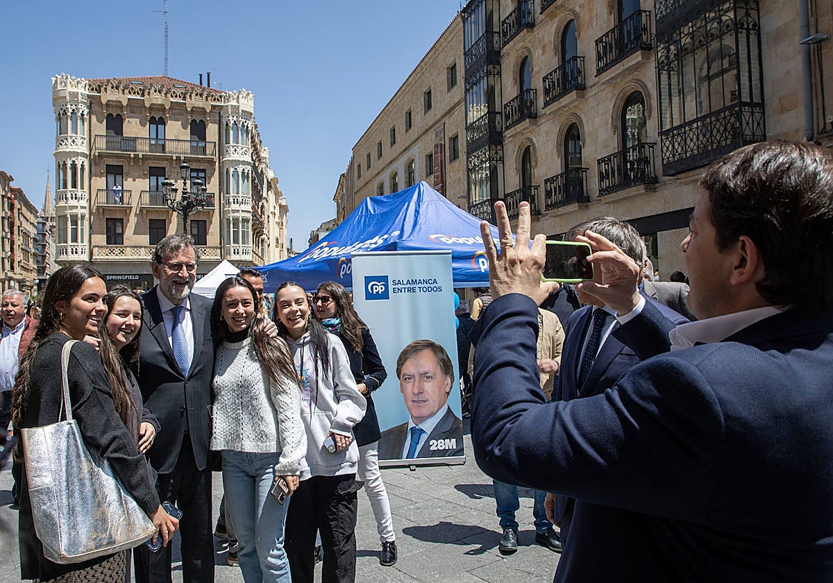 Mañueco hace una fotografía a Rajoy junto a unas jóvenes en el centro de Salamanca