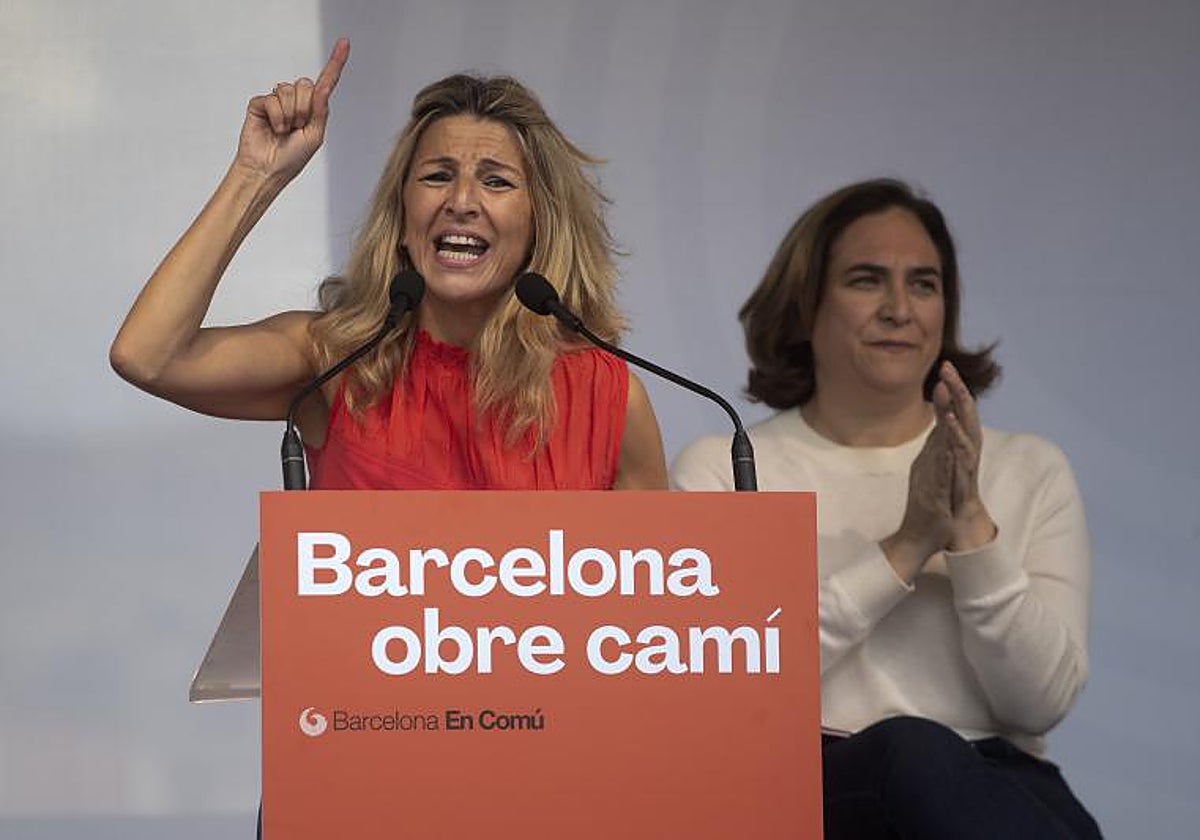 Yolanda Díaz, junto a Ada Colau, durante un mitin este sábado en Barcelona