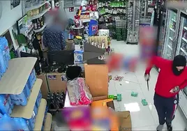 El vídeo de un atracador cuchillo en mano que pierde una zapatilla y huye a la pata coja de un bazar