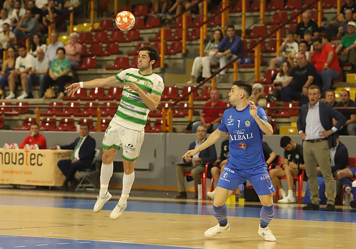 Pablo del Moral cabecea el balón durante el partido