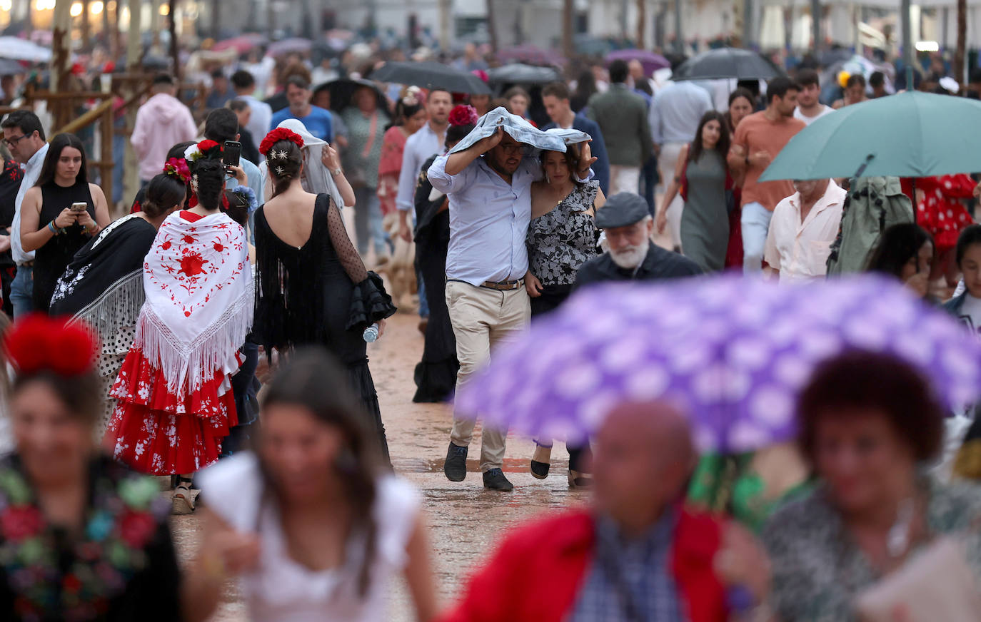 La Feria de Córdoba bajo la lluvia en imágenes
