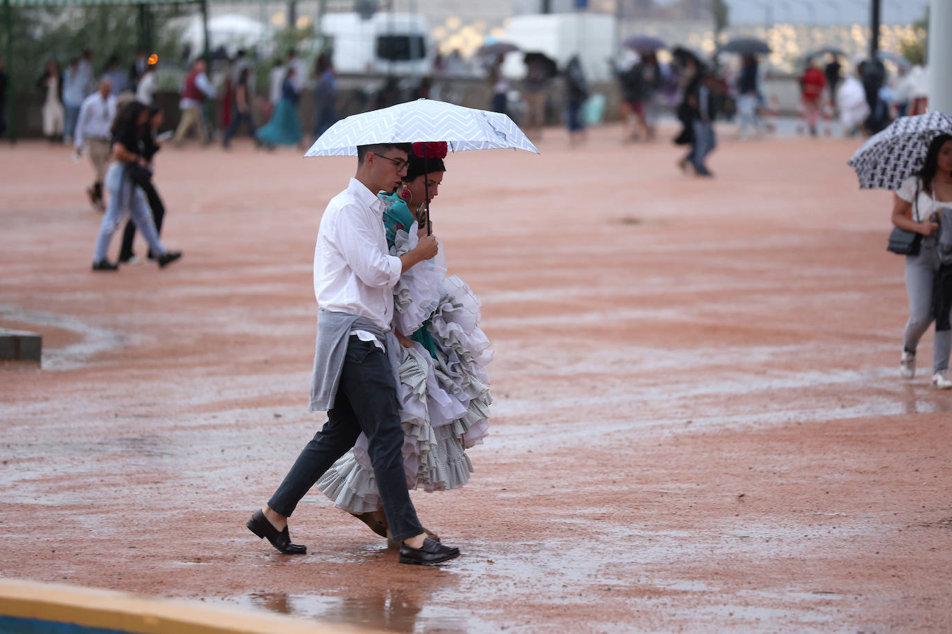 La Feria de Córdoba bajo la lluvia en imágenes