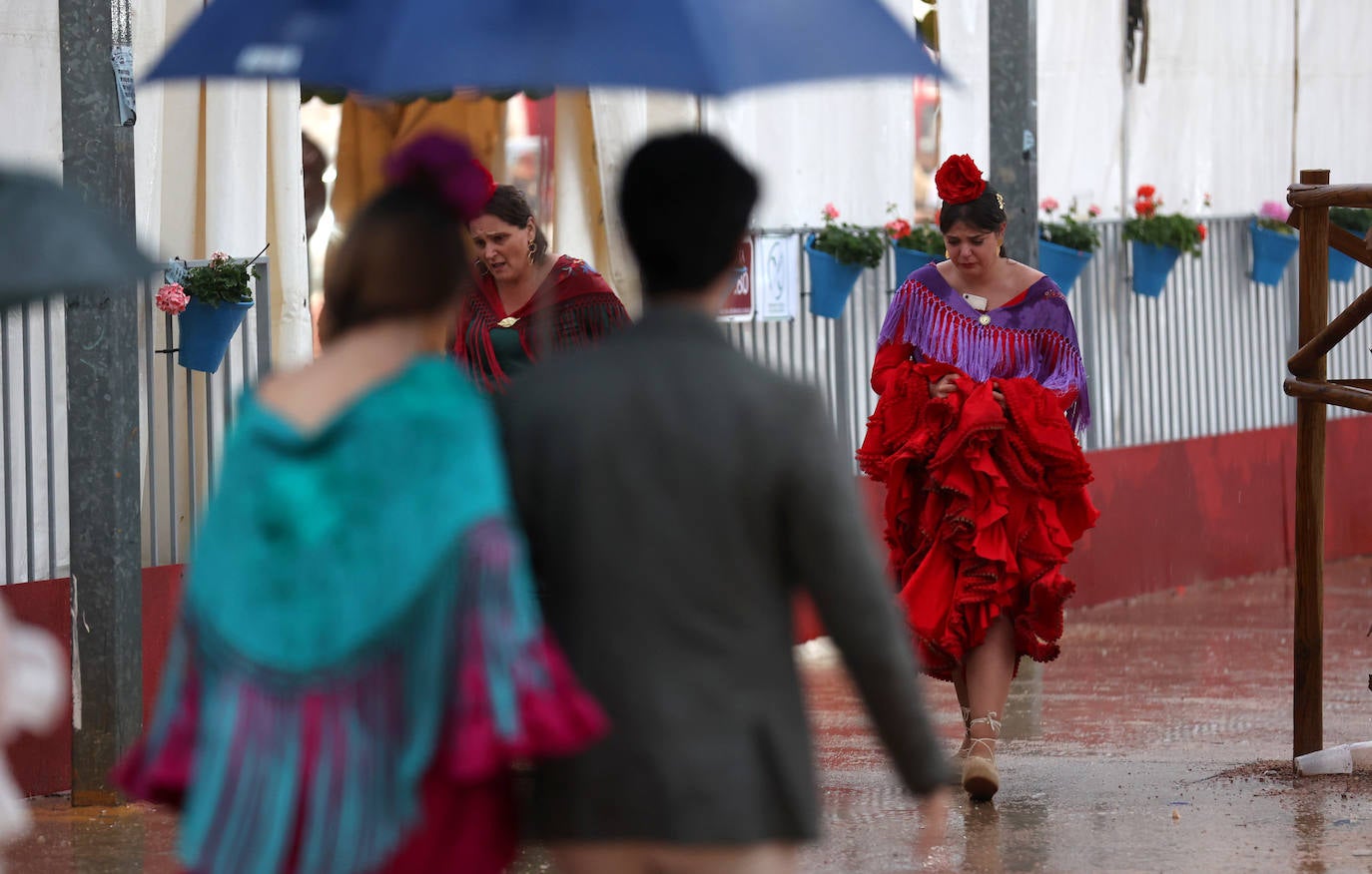 La Feria de Córdoba bajo la lluvia en imágenes
