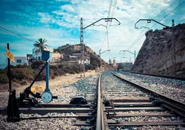 Muere una joven tras el impacto de un tren mientras caminaba junto a las vías en un pueblo de Almería