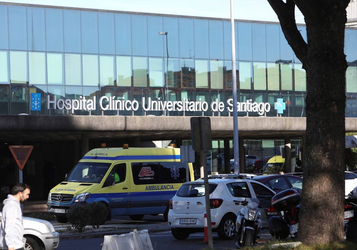 Exterior del hospital de Santiago, en el que fue ingresado el menor