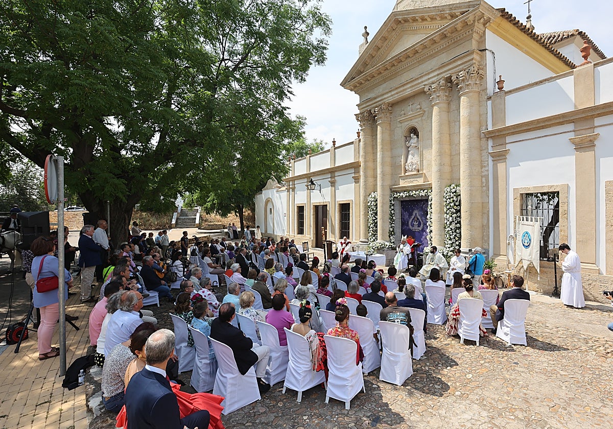 Misa en honor de la Virgen de la Salud ante su ermita