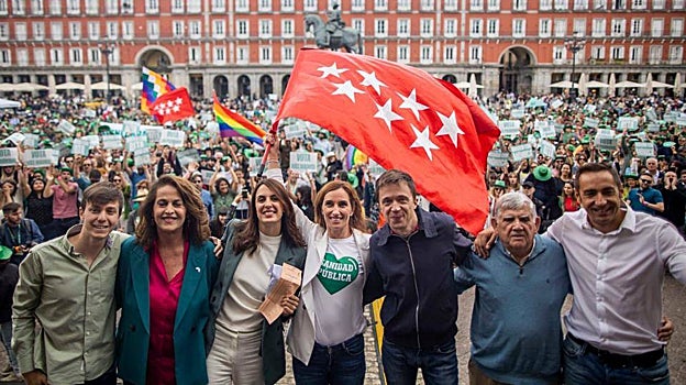 En el centro, la candidata a la Comunidad, Mónica García, junto a Rita Maestre (izqda.) e Íñigo Errejón (dcha.)