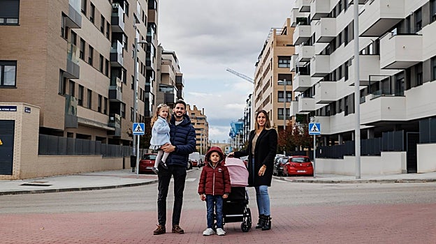 Familia de jóvenes vecinos que residen en El Cañaveral, un barrio de nuevo cuño