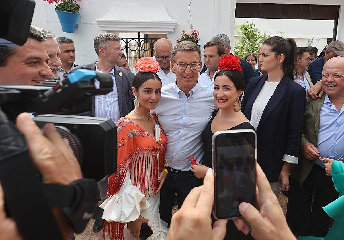 Feijóo se saca una fotografía con dos jóvenes vestidas de flamenca en el Arenal