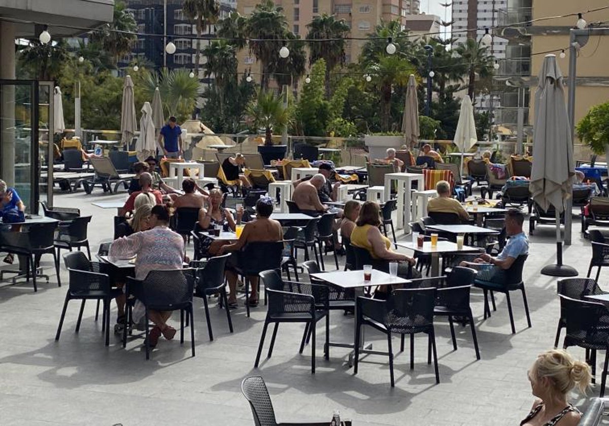 Terraza de un bar en Benidorm, en imagen de archivo