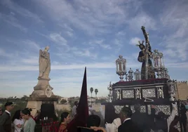 (Vídeo) El Señor de los Reyes de Córdoba llega majestuoso a la carrera oficial