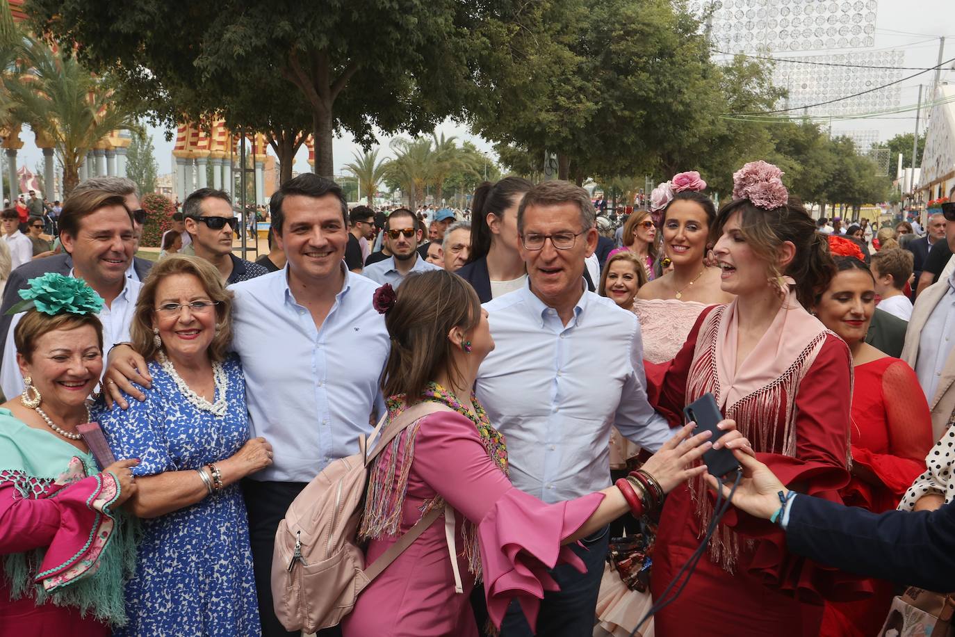 El concurrido paseo de Feijóo por la Feria de Córdoba, en imágenes