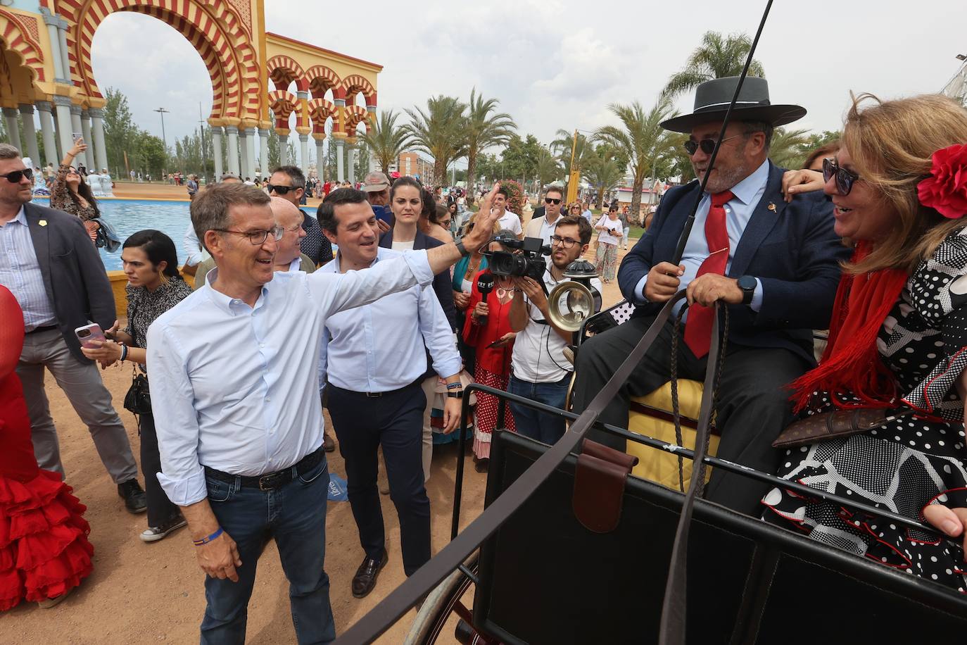 El concurrido paseo de Feijóo por la Feria de Córdoba, en imágenes