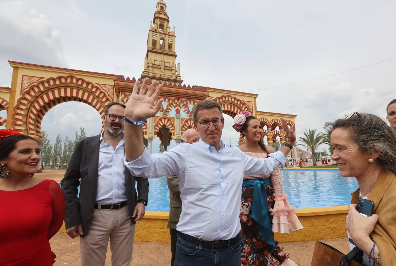 El concurrido paseo de Feijóo por la Feria de Córdoba, en imágenes