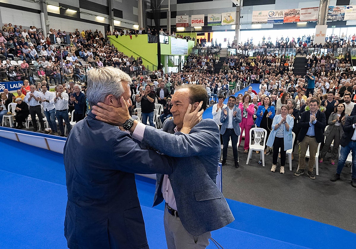 Alfonso Rueda y el alcalde José Crespo se saludan en Lalín, ante más de 1.500 personas