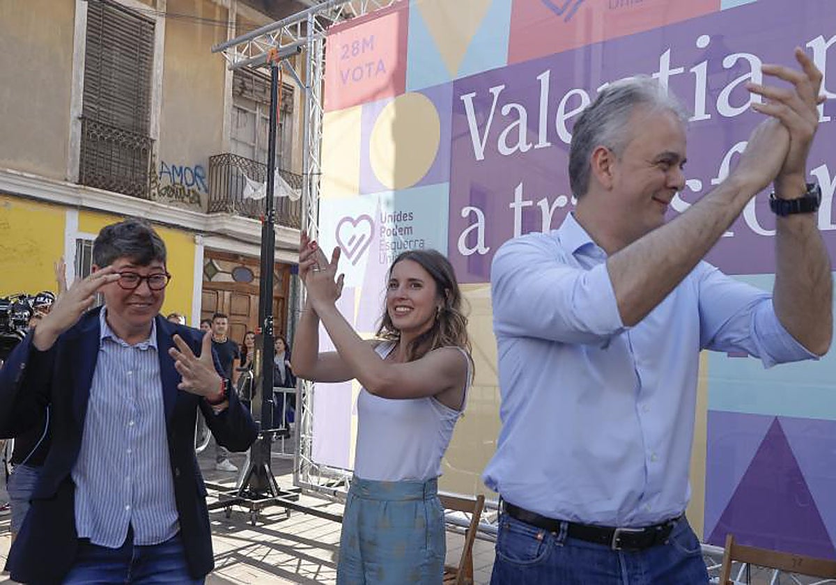 Los candidatos de Podemos PIlar Lima y Héctor Illueca, junto a Irene Montero, en un acto del partido