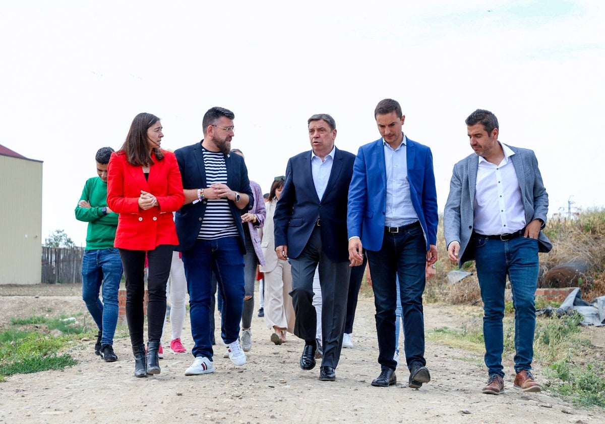 Juan Lobato y el ministro Luis Planas, durante su visita a Ciempozuelos este lunes