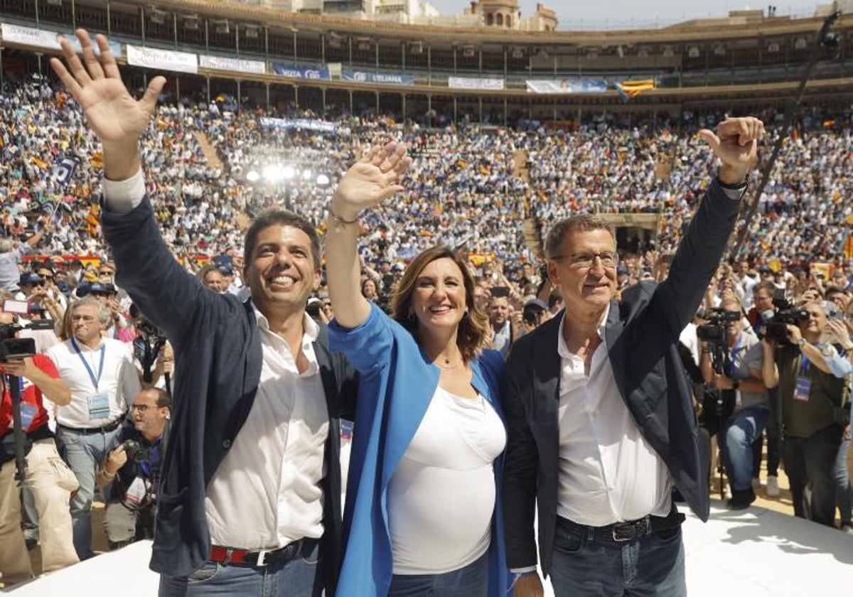 Carlos Mazón, junto a María José Catalá y Alberto Núñez Feijóo, en el acto de campaña en Valencia el 20 de mayo