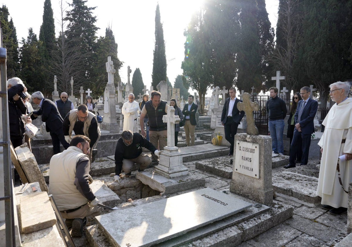 El arzobispo de Valladolid, Luis Argüello, asiste a la exhumación del féretro del Padre Gago, en el cementerio del Salvador