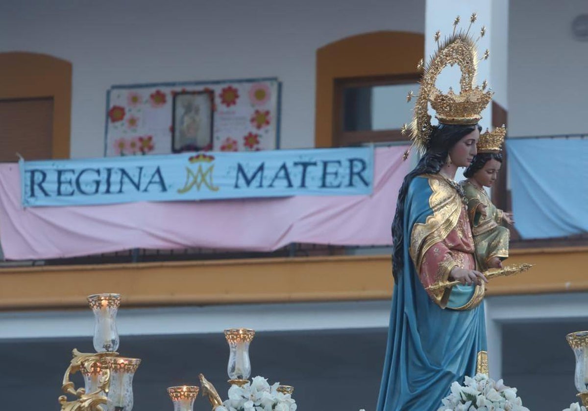 María Auxiliadora, en el patio del colegio de Salesianos, antes de su procesión de 2022