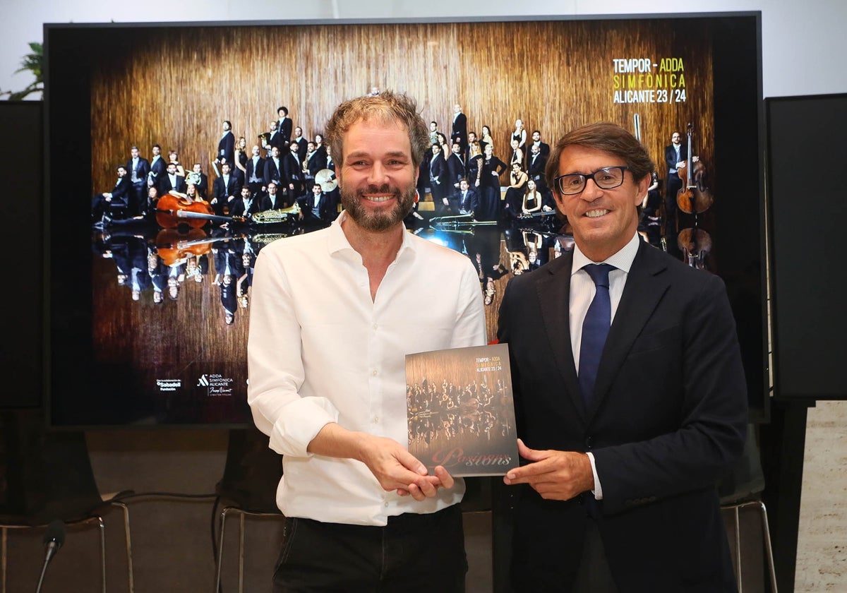 El director artístico del ADDA, Josep Vicente, y el diputado provincial de Cultura, Juan de Dios Navarro