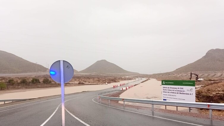 Las lluvias torrenciales provocan el corte de siete carreteras y anegan numerosas viviendas en Almería