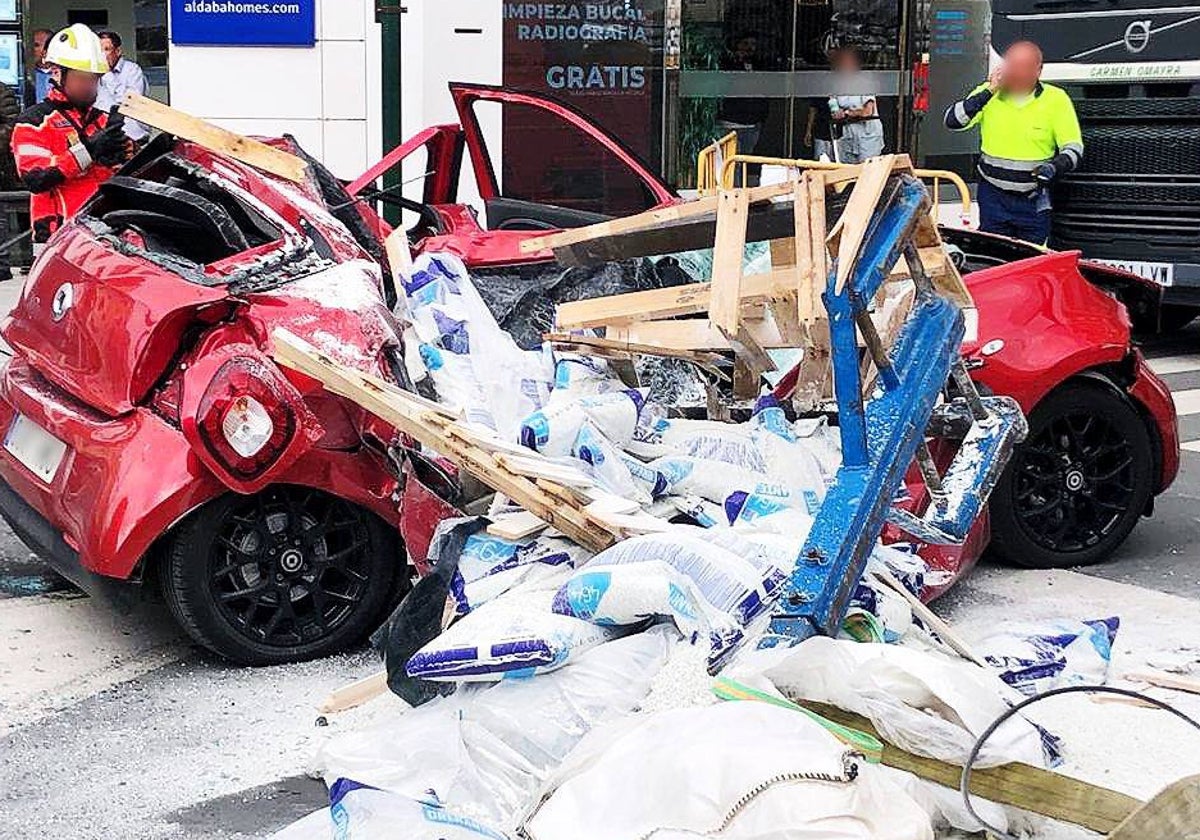 Imagen del coche tras el siniestro del palé contra el vehículo de la víctima