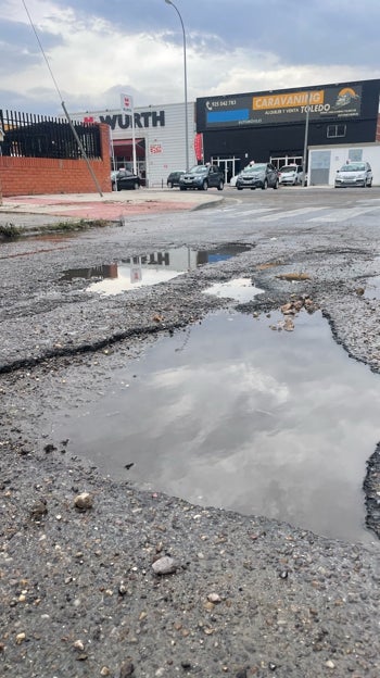 Estado de la calle cuando va desapareciendo el agua, como ha sucedido este martes