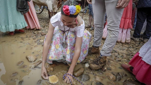 Un Vado de Quema sin apenas agua recibe a los primeros rocieros