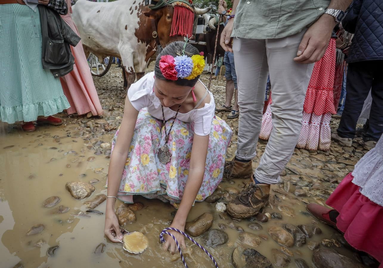 Diferentes momentos del paso de hermandades, este martes, por el Vado de Quema