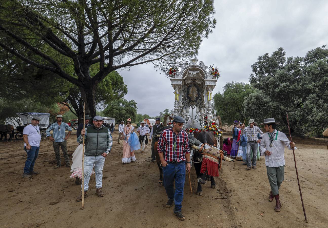Diferentes momentos del paso de hermandades, este martes, por el Vado de Quema