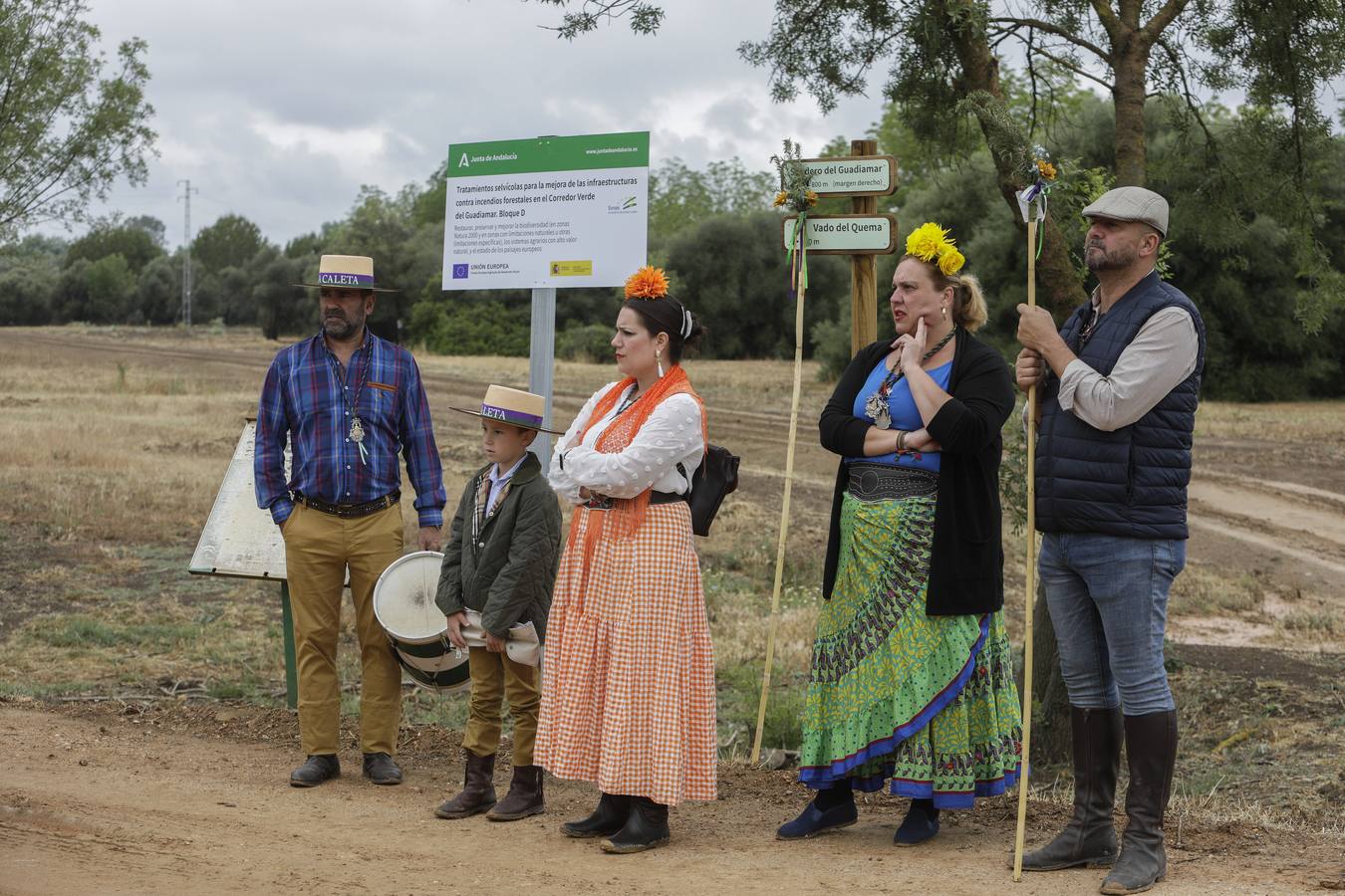 Diferentes momentos del paso de hermandades, este martes, por el Vado de Quema