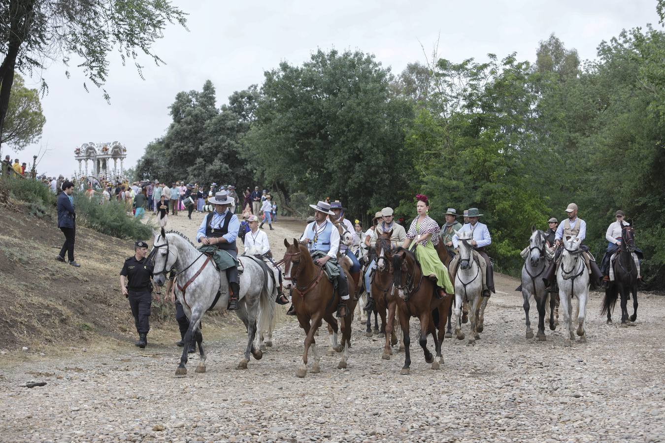 Diferentes momentos del paso de hermandades, este martes, por el Vado de Quema