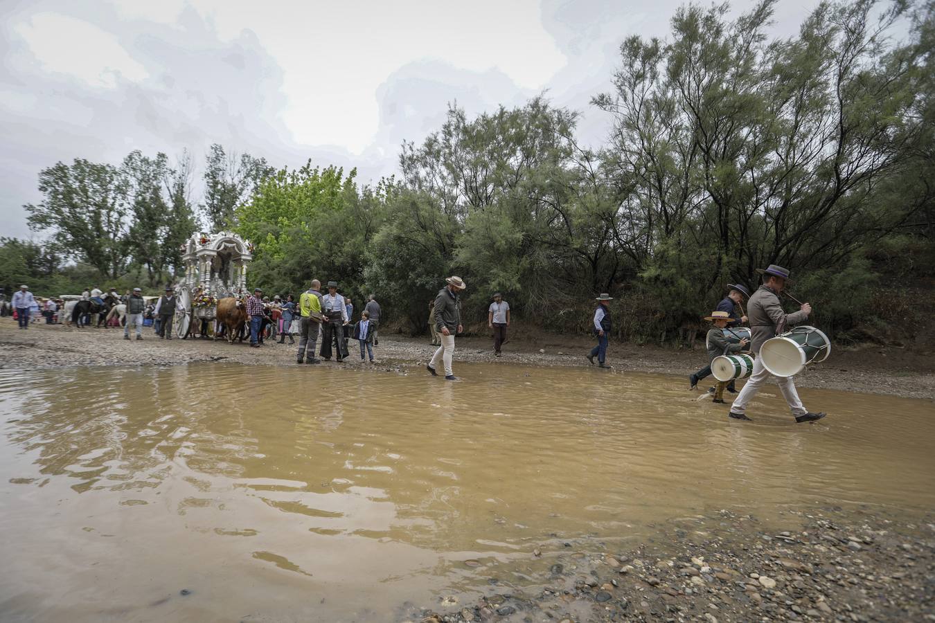 Diferentes momentos del paso de hermandades, este martes, por el Vado de Quema