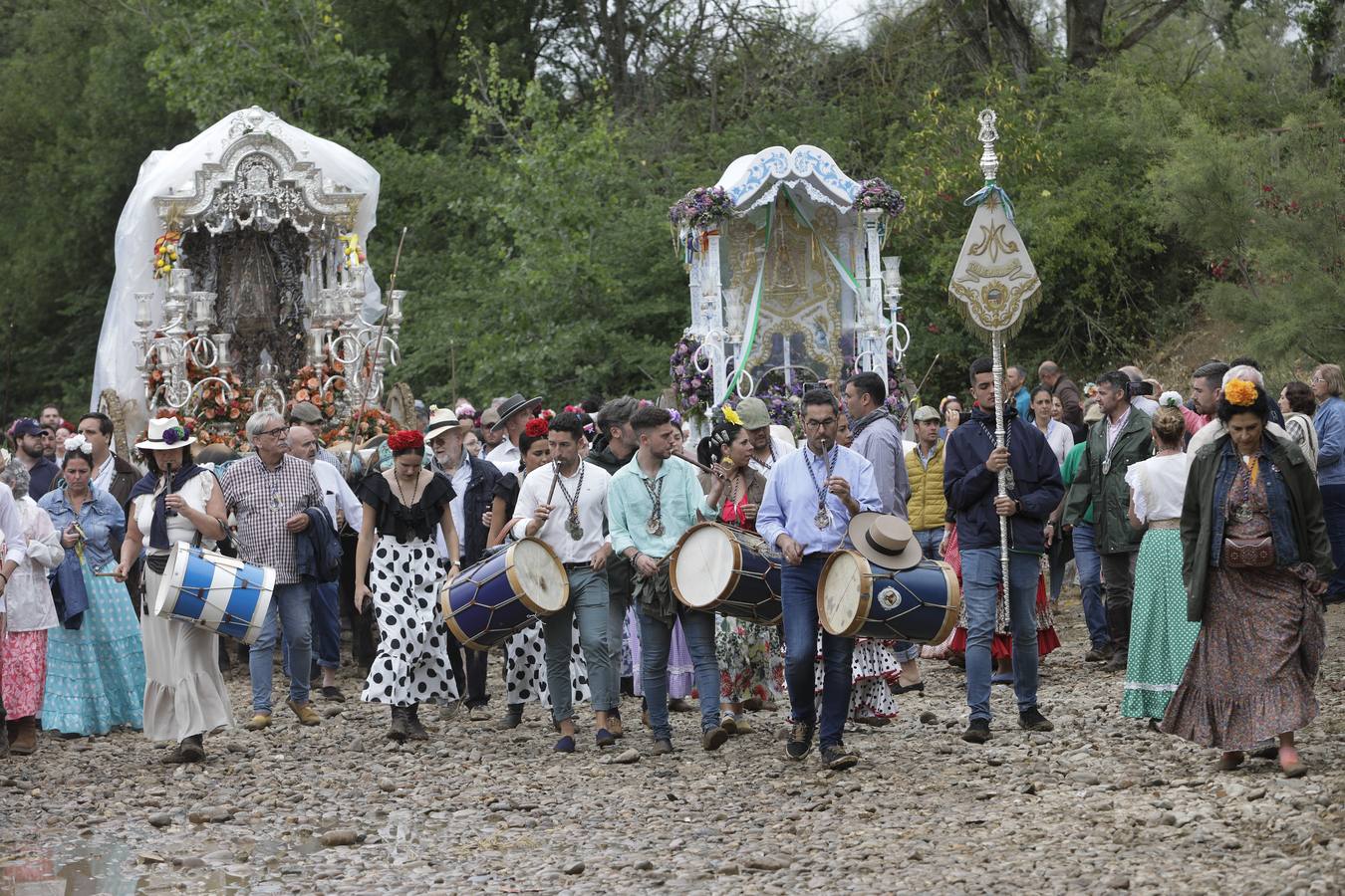 Diferentes momentos del paso de hermandades, este martes, por el Vado de Quema