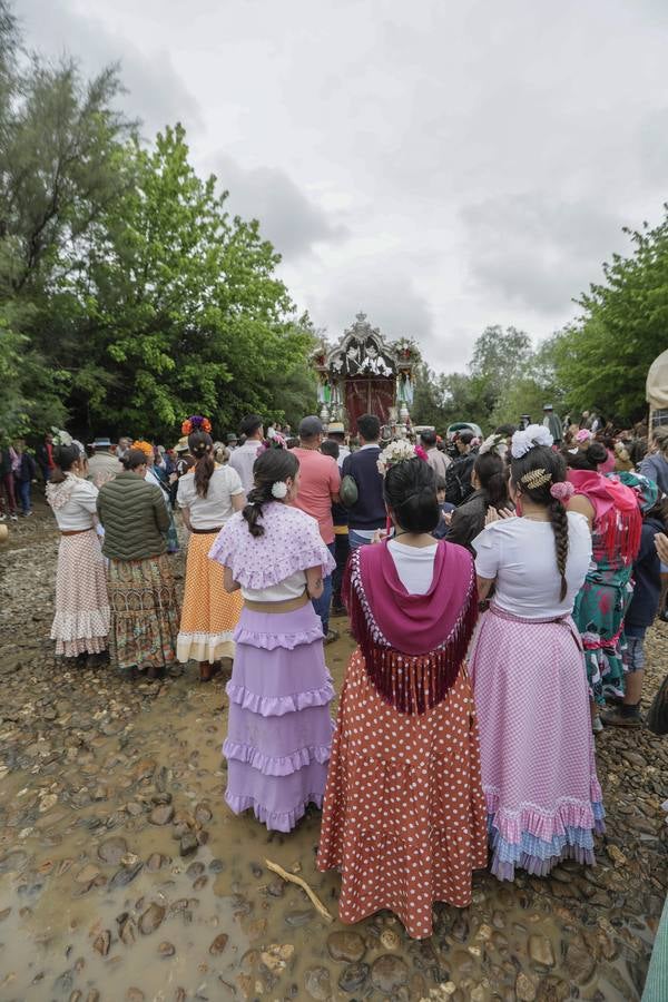 Diferentes momentos del paso de hermandades, este martes, por el Vado de Quema
