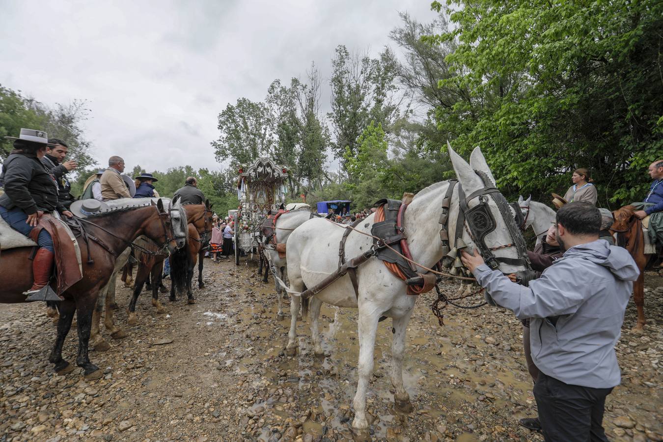 Diferentes momentos del paso de hermandades, este martes, por el Vado de Quema