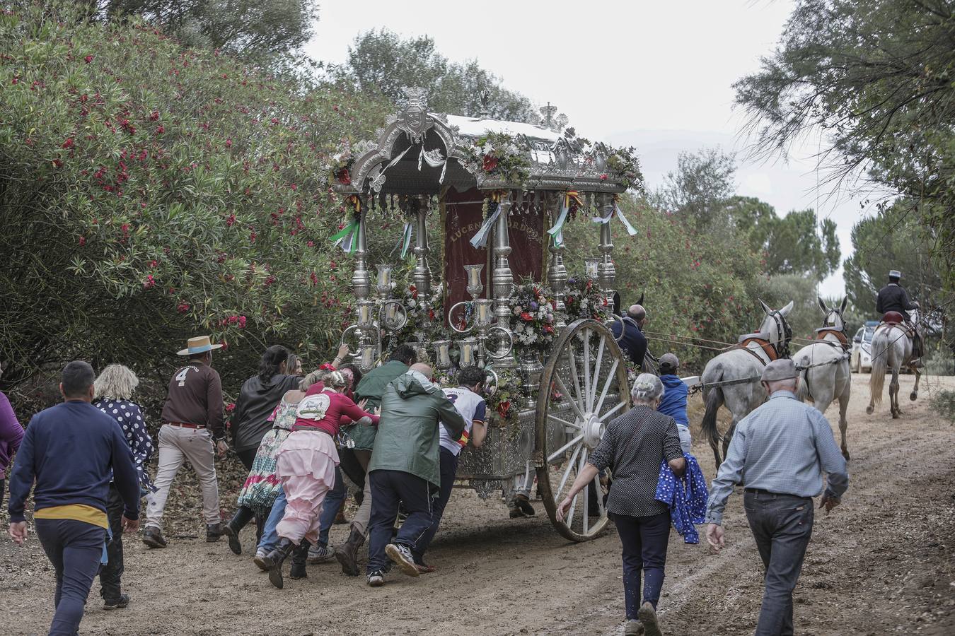 Diferentes momentos del paso de hermandades, este martes, por el Vado de Quema